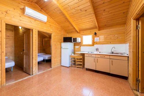 A kitchen or kitchenette at Bungalows Camping el Cid