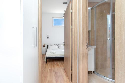 sypialnia z łóżkiem i szklanymi drzwiami w obiekcie Apartments Golden View w Kotorze