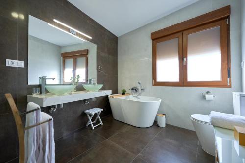 Ένα μπάνιο στο Dùplex Casa de las Argollas Grand Suite Parking gratis