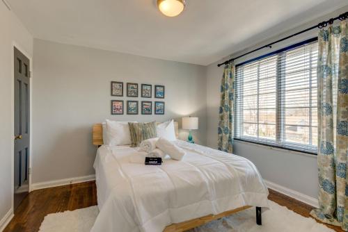 - une chambre avec un lit blanc et une fenêtre dans l'établissement Apt in Hillsboro Village by Vandy -105, à Nashville