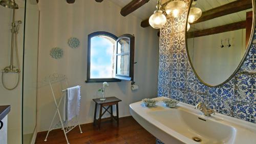 y baño con bañera, lavabo y espejo. en VILLA PASSULUNARA 14, Emma Villas, en Collesano
