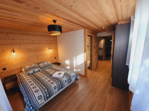 מיטה או מיטות בחדר ב-Chalet Delphinette - Spa privatif
