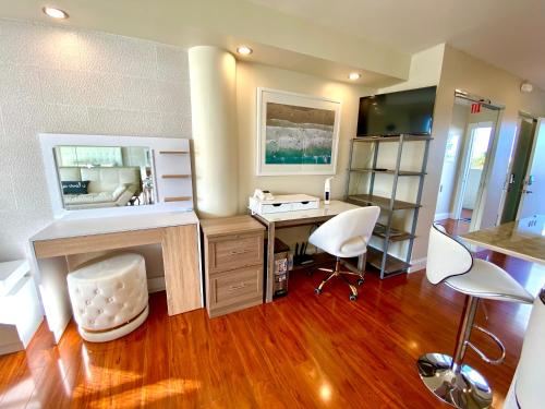 Un baño de Moderno apartamento frente al mar con piscina y aparcamiento gratuito a 5 minutos en coche de Miami Beach