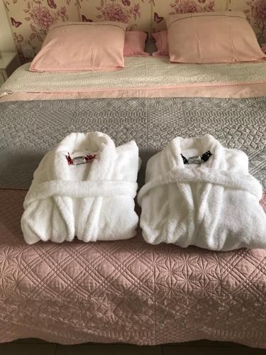 dos toallas sentadas encima de una cama en Casa Mia, en Néfiach