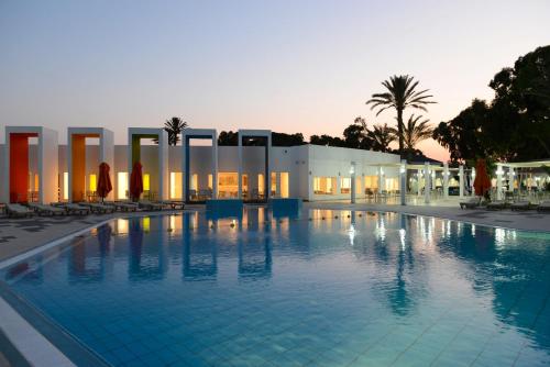 une grande piscine devant un immeuble dans l'établissement One Resort Aqua Park, à Monastir