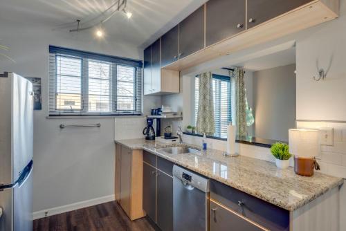 een keuken met een wastafel en een koelkast bij Apartment by Vandy Minutes to Downtown -102 in Nashville