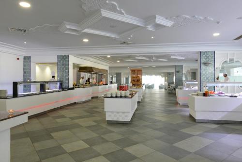 莫纳斯提尔One Resort Aqua Park的一间大房间中带白色柜台的商店