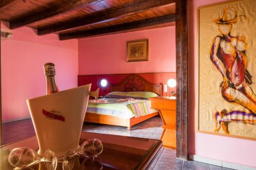 里克拉的住宿－cupido park，一间卧室配有一张床和一张桌子及一瓶葡萄酒