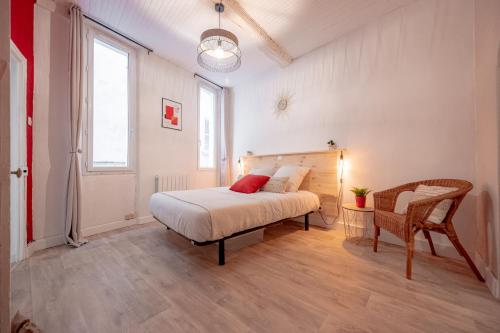 1 dormitorio con 1 cama y 1 silla en **APPARTEMENT PROCHE GARE ET MARCHE DE TOULON**, en Toulon