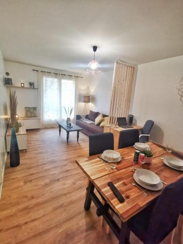 un salon avec une table et un canapé dans l'établissement Hyper centre ville - Bord de Marne, à Lagny-sur-Marne