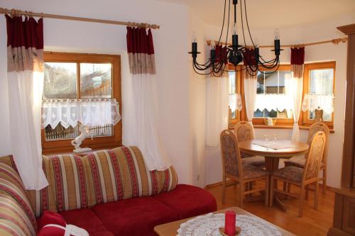 ein Wohnzimmer mit einem Sofa und einem Tisch in der Unterkunft Ferienhaus Wankner in Tittmoning