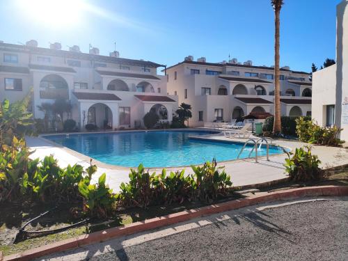 una gran piscina frente a un edificio en Abitare cosy apartment, en Pafos