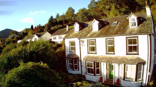 una casa blanca sentada en la cima de una colina en Fern Howe Guest House en Keswick