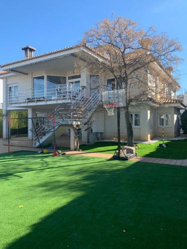 ein Haus mit einem Basketballkorb im Hof in der Unterkunft Villa Mare a los pies de Sierra Nevada in Granada