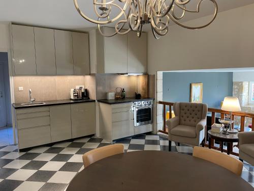 une cuisine avec une table et une salle à manger dans l'établissement Monpazier Gite, à Monpazier