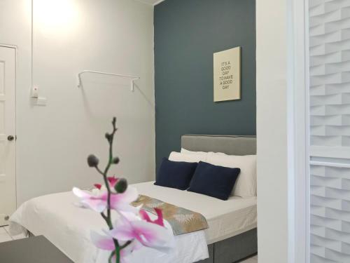 En eller flere senge i et værelse på The Serene Homestay, Port Dickson