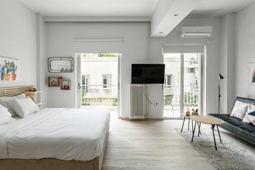 Koukaki Studio with a Sunny Balcony, near the Acropolis