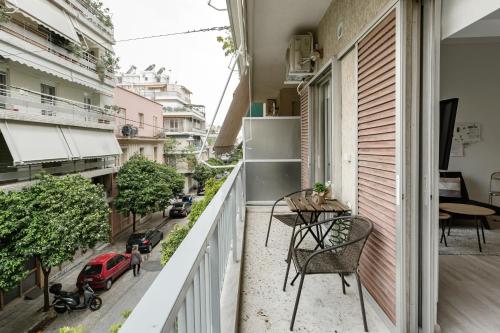 Koukaki Studio with a Sunny Balcony, near the Acropolis