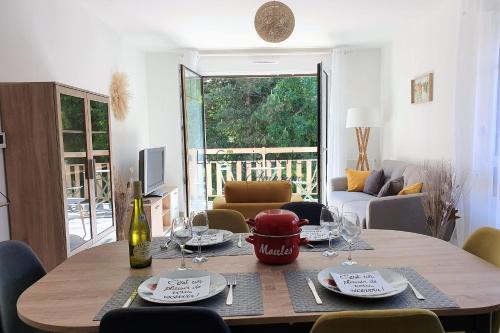 una mesa de comedor con copas de vino encima en SV 8 -Les Ecureuils bel appartement dans une résidence calme et sécurisée, en Saint-Valery-sur-Somme