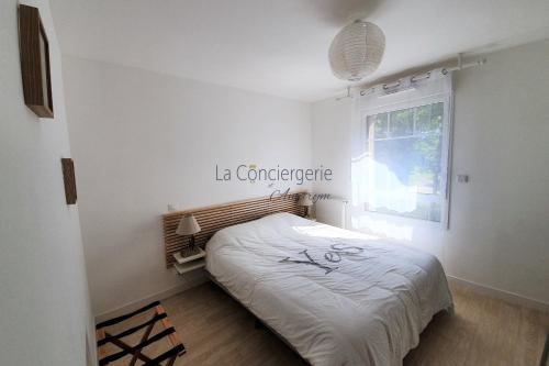 une chambre avec un lit dans une pièce avec une fenêtre dans l'établissement SV 8 - Les Écureuils Confort & Sérénité dans Résidence Privée à St-Valery, à Saint-Valery-sur-Somme