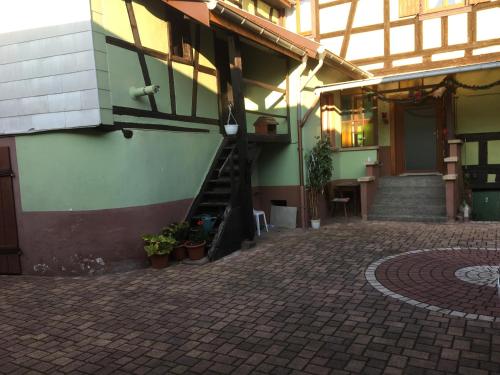 un edificio con una escalera en el lateral en Au repos des vignes, chambres d'hôtes, en Rosheim