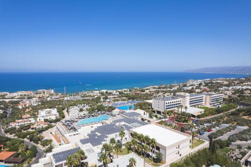 z powietrza widok na ośrodek i ocean w obiekcie Royal & Imperial Belvedere Resort w mieście Hersonissos