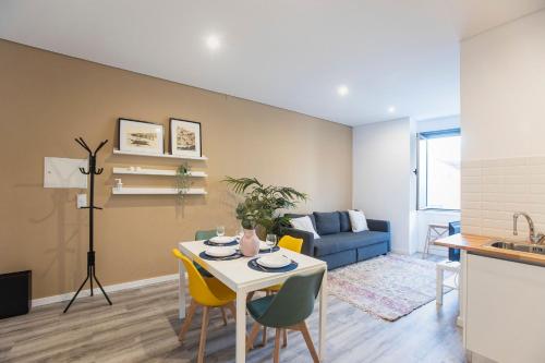 cocina y sala de estar con mesa y sillas amarillas en Seaside 1BR Flat w/ AC in Matosinhos by LovelyStay, en Matosinhos