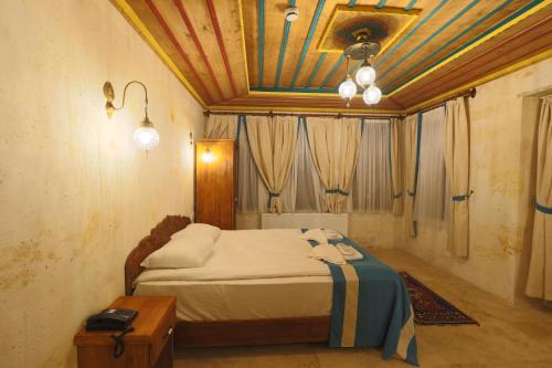 Un pat sau paturi într-o cameră la Balloon View Hotel