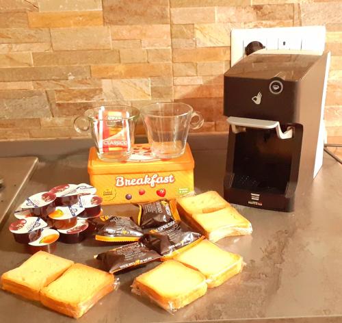 einen Tisch mit Käse und eine Schachtel Cracker in der Unterkunft Casa vacanze Perfecta Laetitia Assisi in Tordandrea