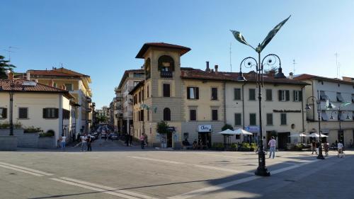 a city street with buildings and a clock tower at Allegra Toscana - Affittacamere Guest house Arezzo in Arezzo