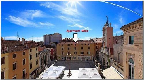 una vista aérea de una ciudad con un topo de apartamento en Apartment Moka Central Square en Zadar