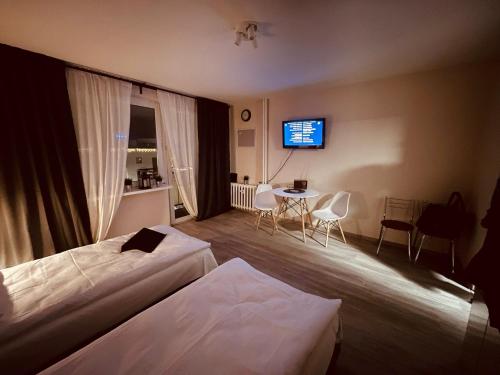 Habitación de hotel con 2 camas y mesa en 03 Gdynia Centrum - Apartament Mieszkanie dla 2 os en Gdynia
