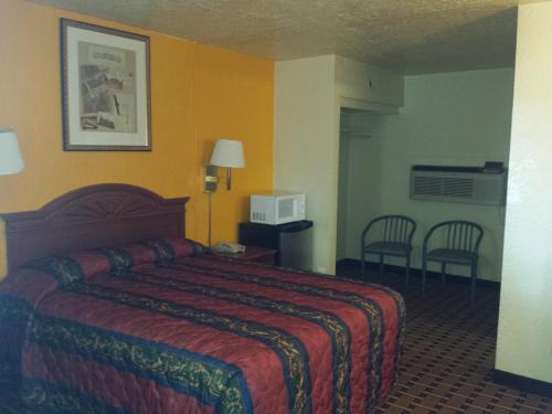En eller flere senger på et rom på Encore Motel