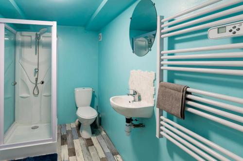 Saint-Aignan-Grand-LieuにあるLe Rocher de Bel Air -40m2 -Calme et Chaleureuxの青いバスルーム(トイレ、シンク付)
