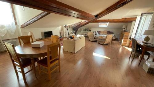 Cosy and Calm in Grenoble City Heart with free and large parking Q-Park Chavant