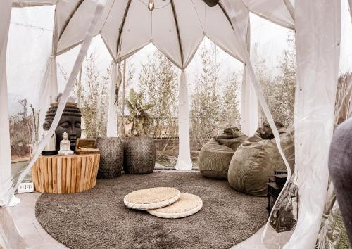 Habitación con tienda de campaña con mesa y sillas en Rooftop Colosseo - Roma d'Amore, en Roma