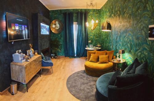 una sala de estar con un sofá y una silla en Rooftop Colosseo - Roma d'Amore, en Roma