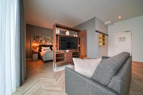 TV a/nebo společenská místnost v ubytování Vienna House Easy by Wyndham Augsburg