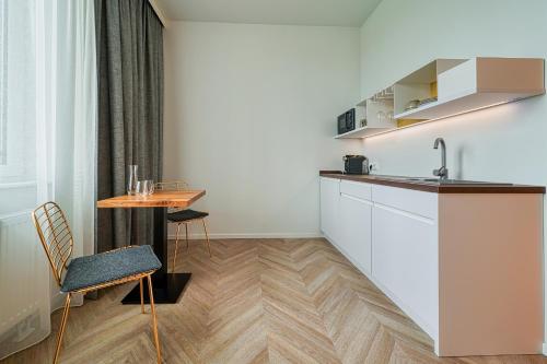 Kuchyň nebo kuchyňský kout v ubytování Vienna House Easy by Wyndham Augsburg