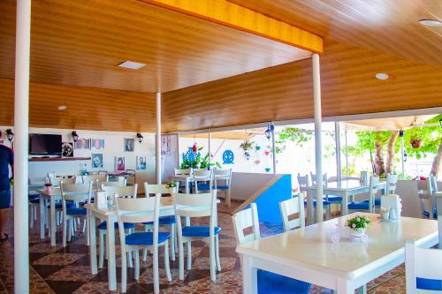 Naz Beach Bungalow Hotel in Antalya 레스토랑 또는 맛집