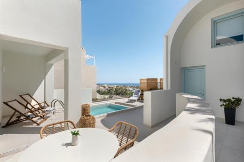 Piscina di Santo Bloom Luxury Villas o nelle vicinanze