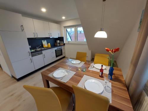 a dining room table with chairs and a kitchen at Bilsteinquelle in Bad Wildungen