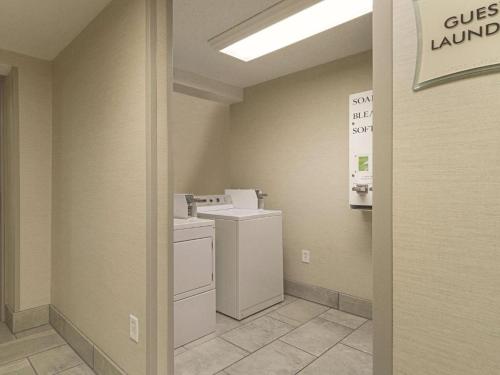 a laundry room with a washer and dryer at La Quinta by Wyndham Cleveland Airport West in North Olmsted