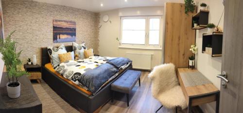 ein Schlafzimmer mit einem Bett und einem Tisch darin in der Unterkunft Ferienhaus Kirschblüte in Monschau