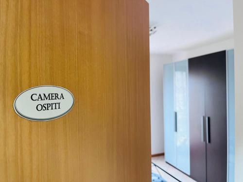 a door with a sign that says camera outfit on it at Locazione Turistica Casa LALLI in Pieve a Maiano