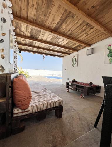 a living room with a couch and a pool table at Vivienda Vacacional Casa del Erizo - Ecofinca in Nazaret