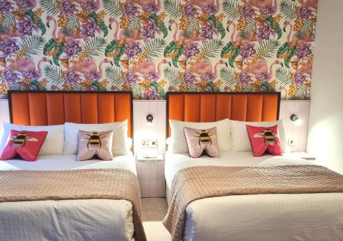 Säng eller sängar i ett rum på Allingham Arms Hotel