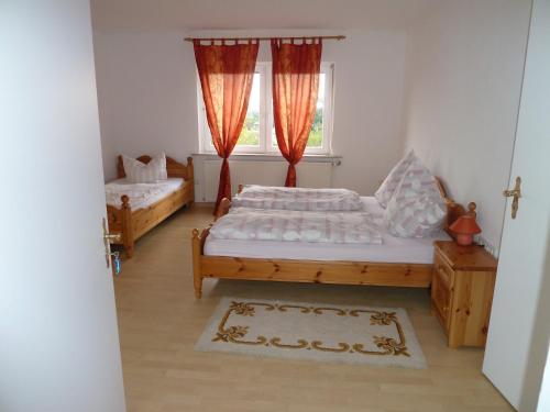 布藍費爾斯的住宿－Gästehaus Anja，一间卧室设有两张床和窗户。