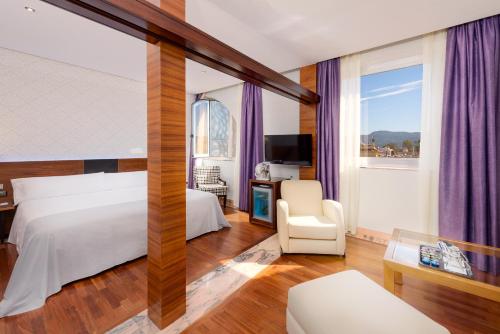 Habitación de hotel con cama y ventana en Hotel Murcia Rincón de Pepe Affiliated by Meliá, en Murcia