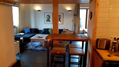 sala de estar con sofá y mesa en Maison-indi, en Houffalize